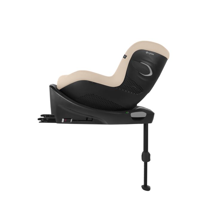 Ein Bild des CYBEX Gold Sirona Gi i-Size Toddler Car Seat, das das Merkmal Unkomplizierte Installation und Verankerung hervorhebt.