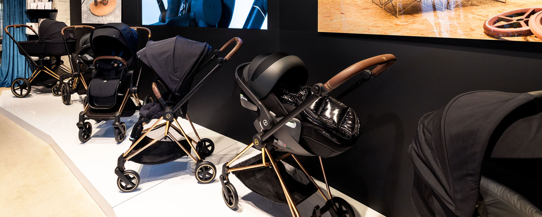 V&iacute;ce vystaven&yacute;ch čern&yacute;ch koč&aacute;rků CYBEX.