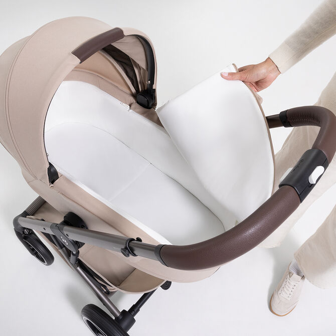 Produktbild einer Fold Cot mit Schaumstoffmatratze.