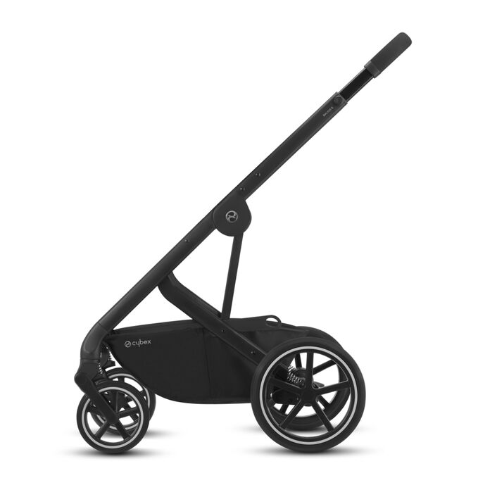 Ein Bild des CYBEX Gold Balios S 2-in-1 Stroller Travel Set, das das Merkmal Unplattbare All-Terrain R&auml;der hervorhebt.