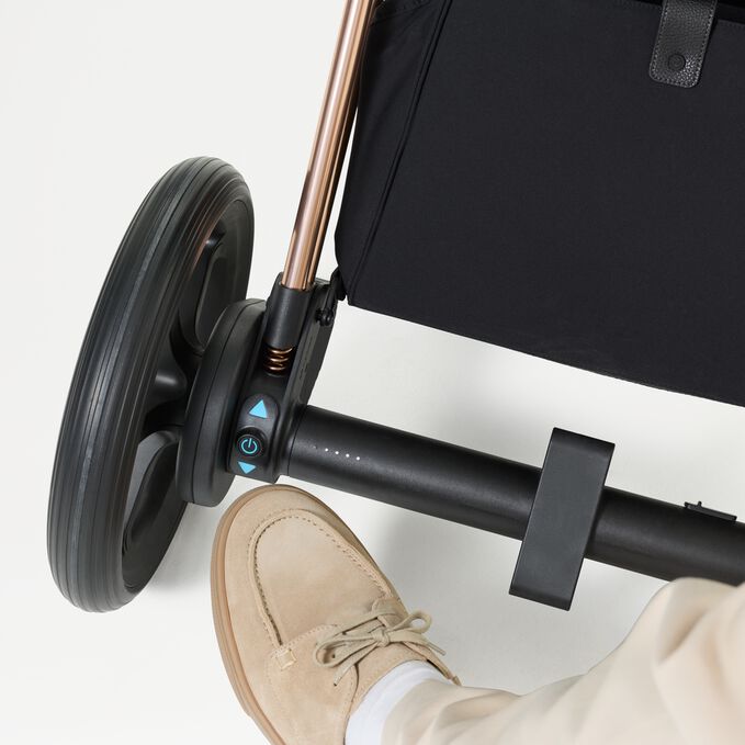 An image of the CYBEX Platinum e-Priam Frame - Collection Style Stroller, highlighting the Seamless Tech Integration feature.