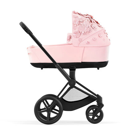 Rosa CYBEX Simply Flowers barnvagn med blommiga dekorationer.