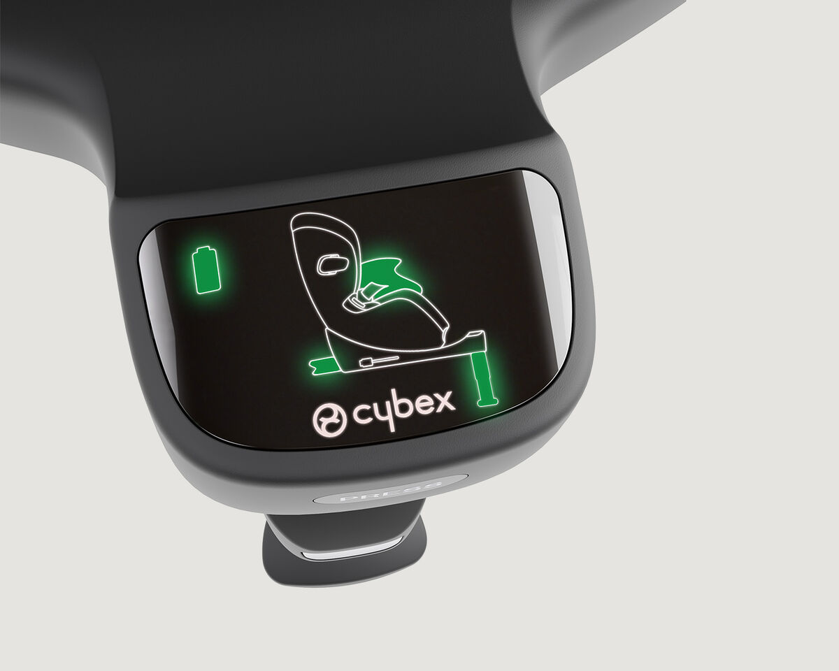 Close-up of the Anoris T2 i-Size Plus car seat display with airbag, showing a green battery icon and a seat graphic.