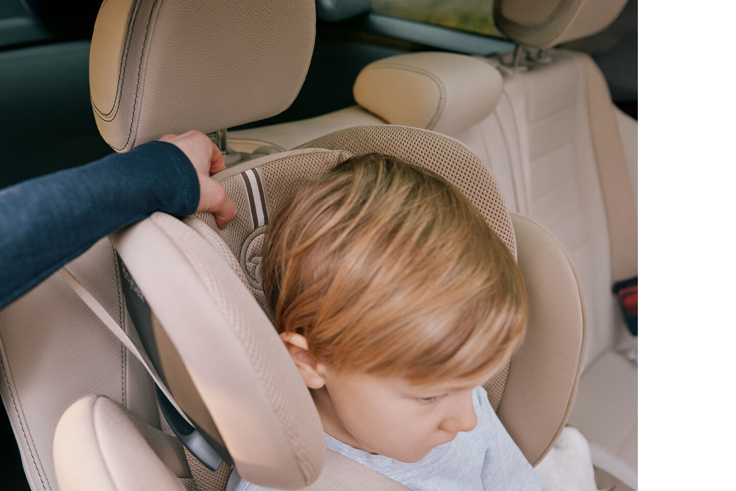 De meegroei-autostoel Pallas G3 is veilig ge&iuml;nstalleerd in een auto en biedt ondersteuning aan een kind terwijl het zit.