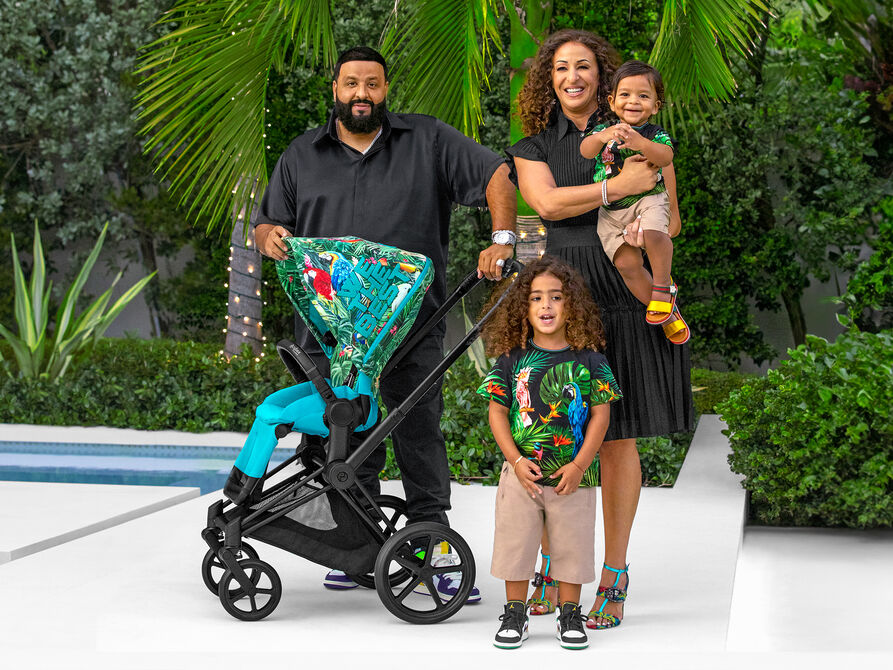 DJ Khaled med sin familj bredvid en f&auml;rgglad barnvagn med tropiskt m&ouml;nster