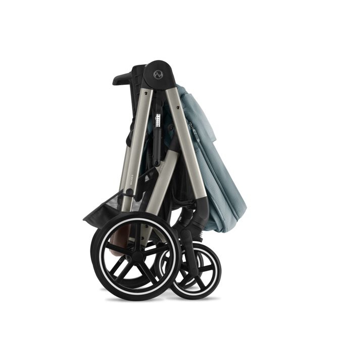 Ein Bild des CYBEX Gold Balios S Lux 2023 Stroller, das das Merkmal Einhand-Faltung in eine selbst&auml;ndig stehende Position hervorhebt.
