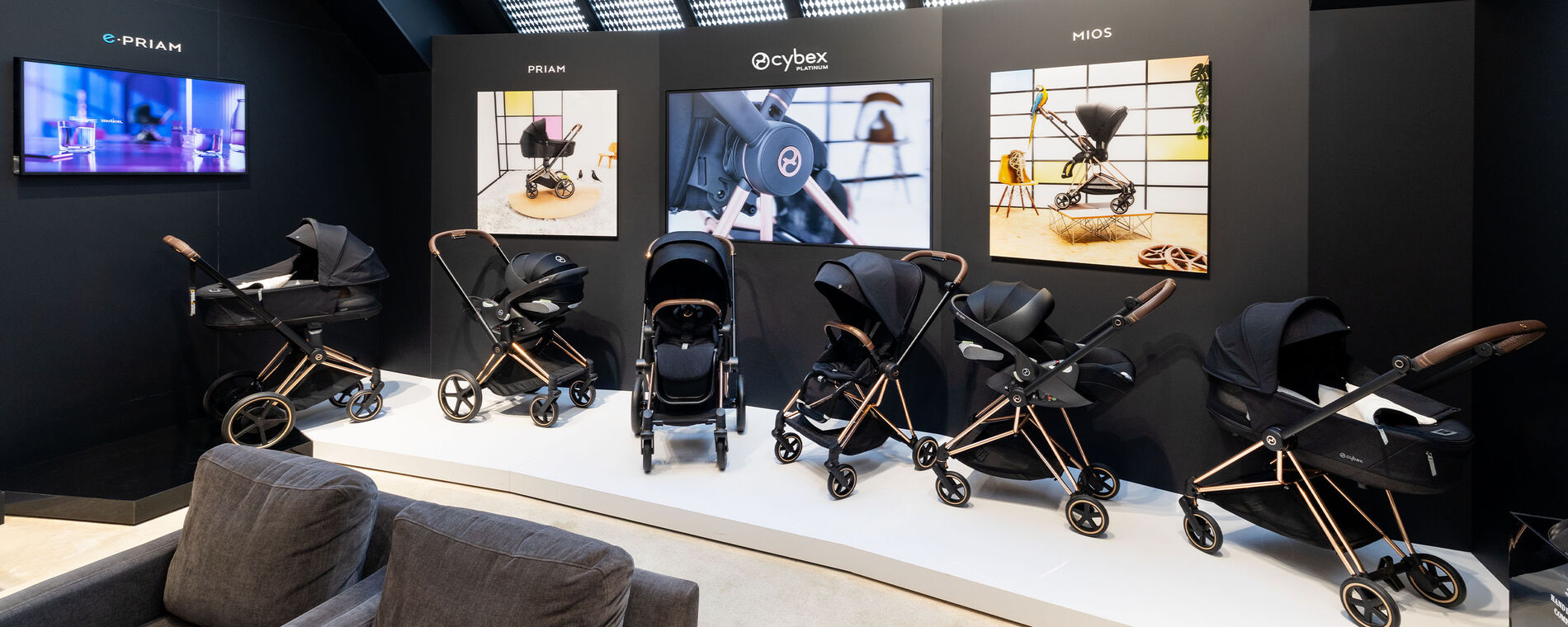 Eine Pr&auml;sentation mehrerer CYBEX Kinderwagen mit Babyschalen, Babywannen und Sitzpaketen.