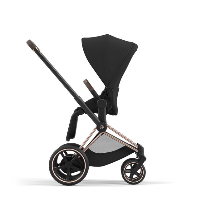 Ein Bild des CYBEX Platinum e-Priam Jeremy Scott - Wings Stroller, das das Merkmal Drehbare Sitzeinheit hervorhebt.