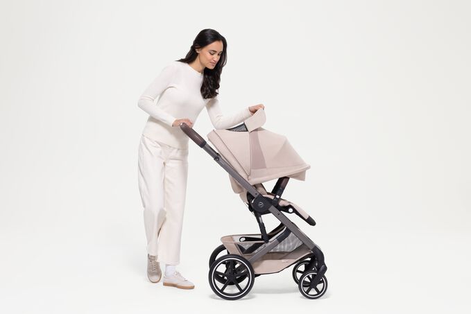Ein Bild des CYBEX Gold Balios S Lux Stroller, das das Merkmal XXL UPF50+-Sonnenverdeck mit Mesh Einsatz hervorhebt.
